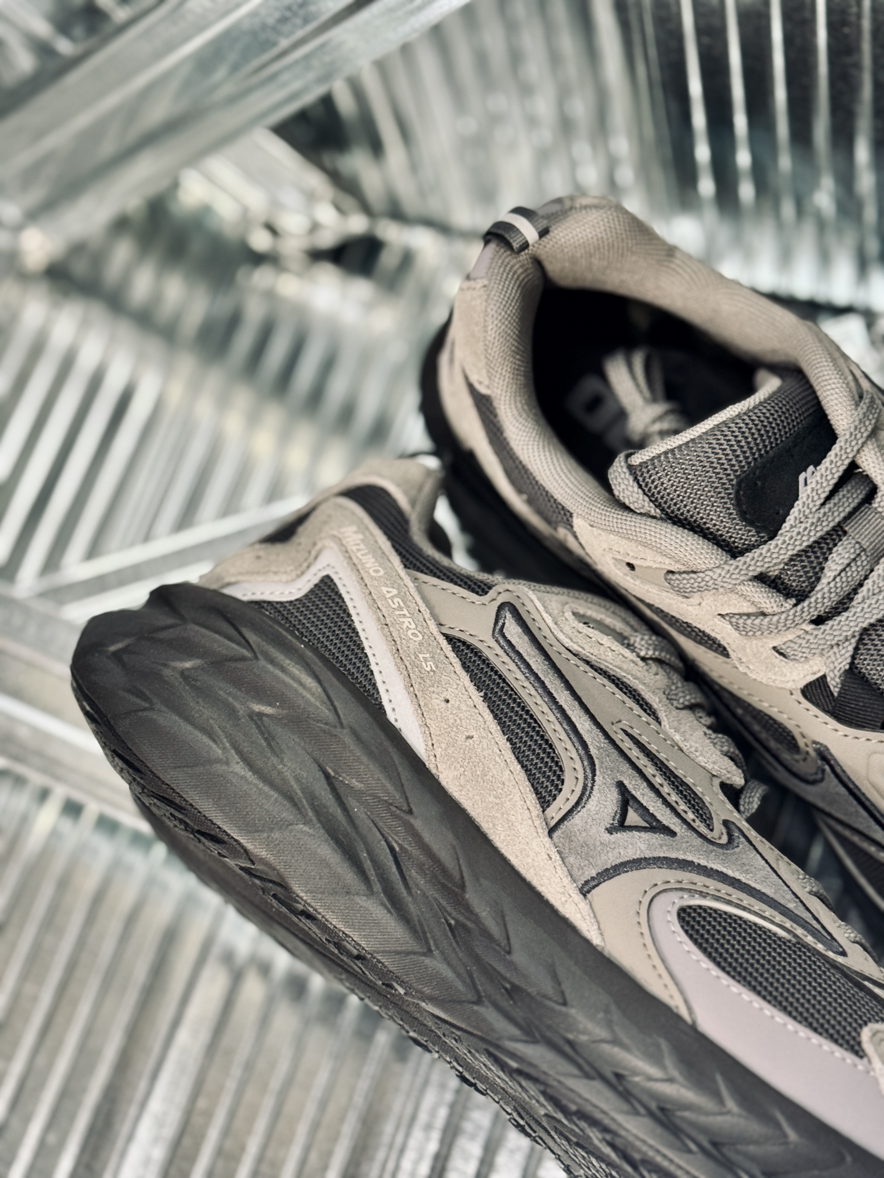 Mizuno Astro LS Smoke Grey