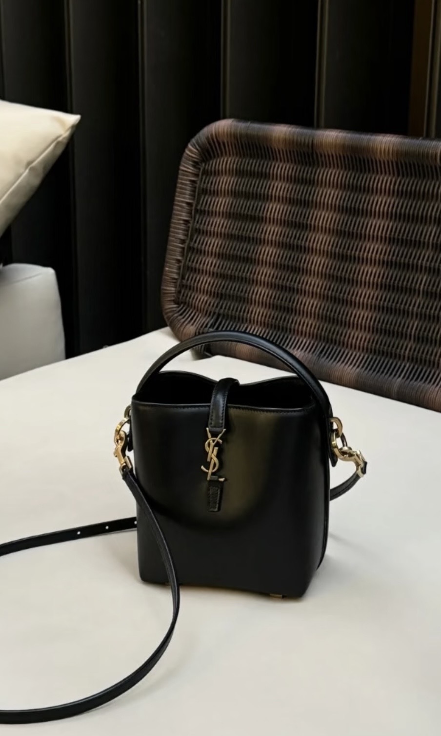 YSL LE 37亮面皮革迷你水桶包