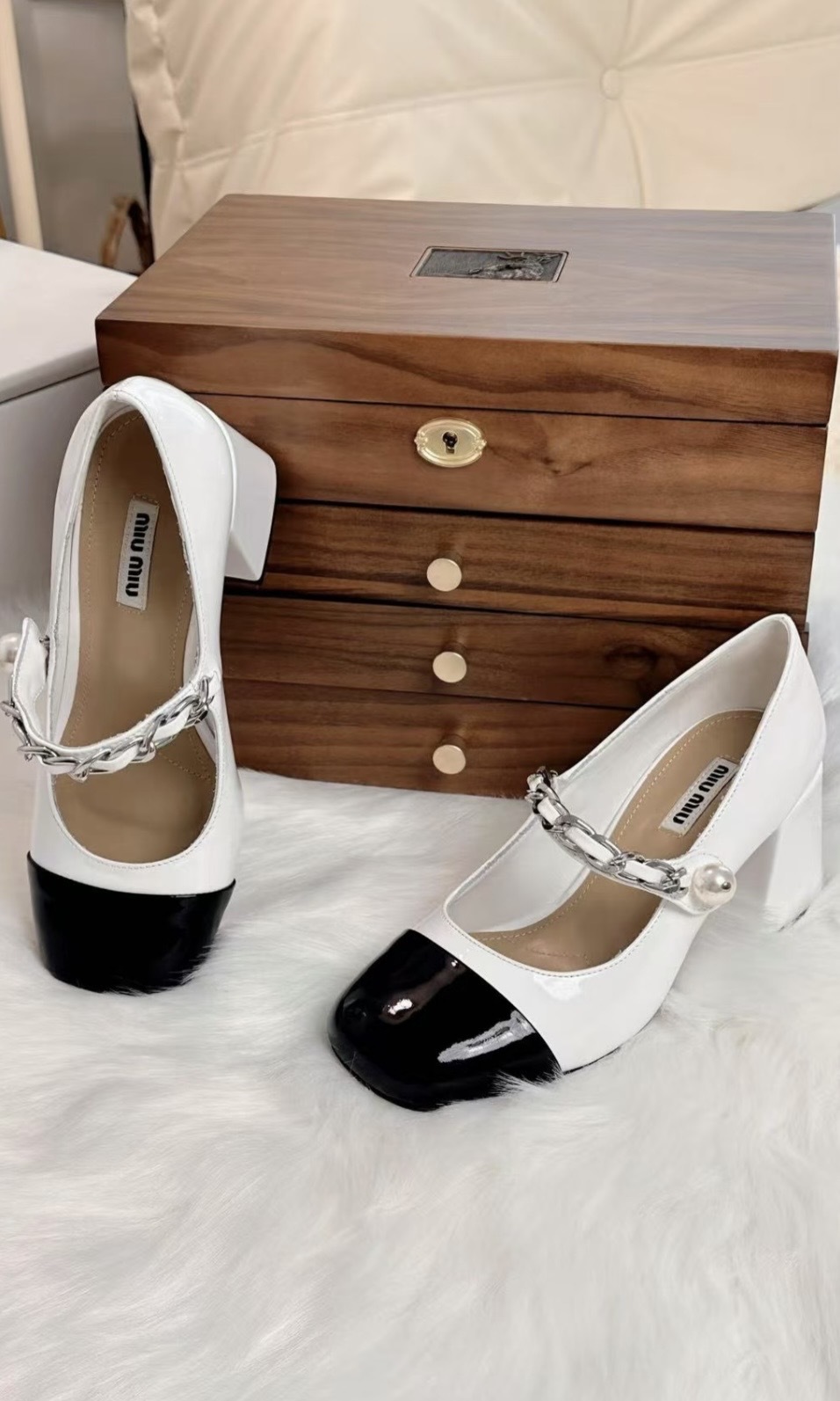 MIU MIU 漆皮皮革 3.5cm白黑色仿珍珠裝飾高踭鞋 (2023年版)