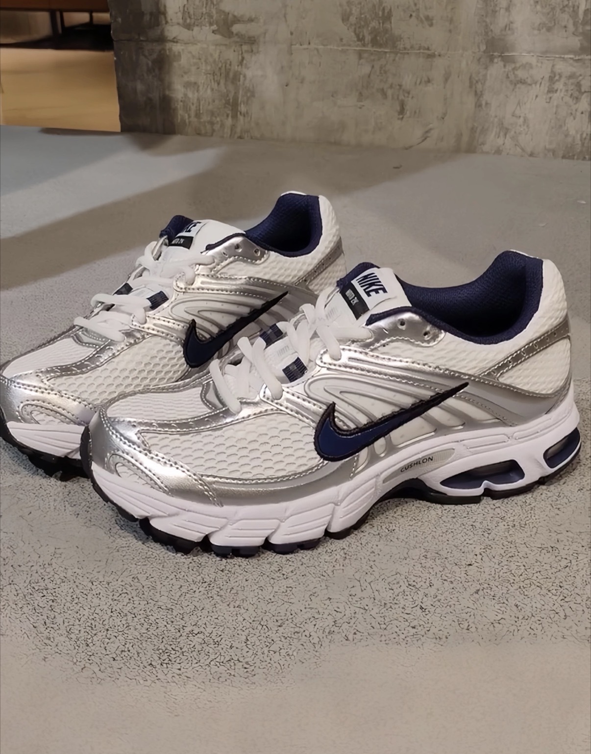 女鞋 NIKE W AIR MAX MOTO 2K 白銀藍 復古 透氣 緩震 氣墊 運動 休閒鞋【HQ2056-104】