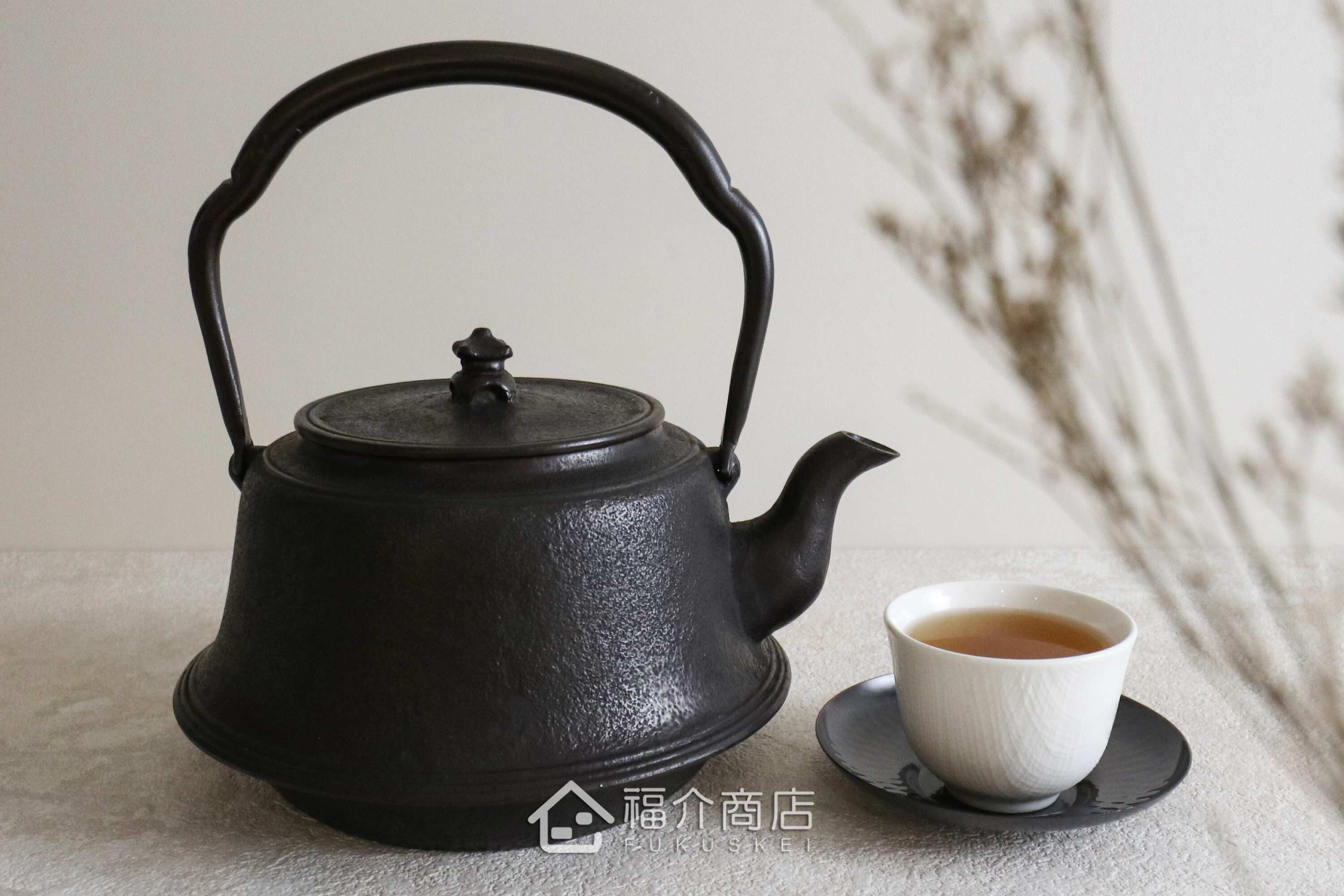 煮水泡茶用的富士型鐵壺