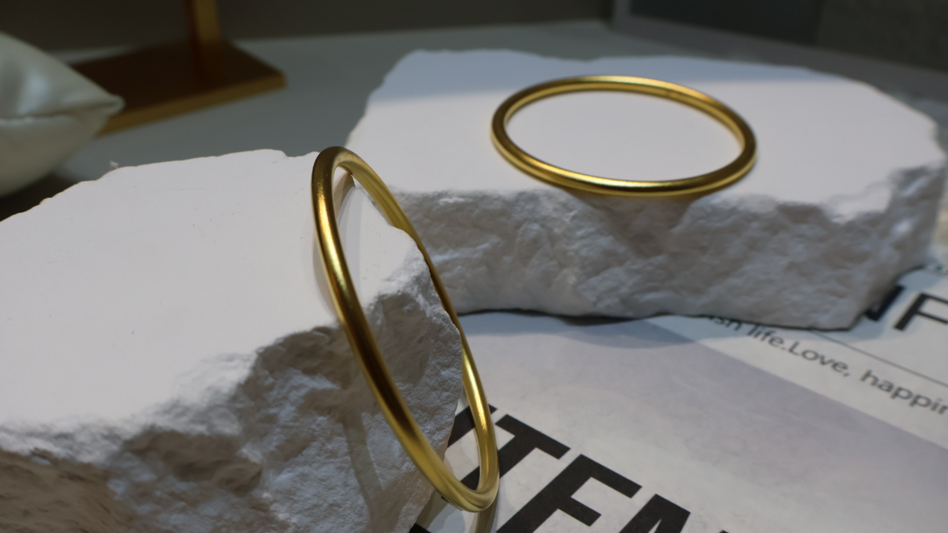 新。霧金實心手環