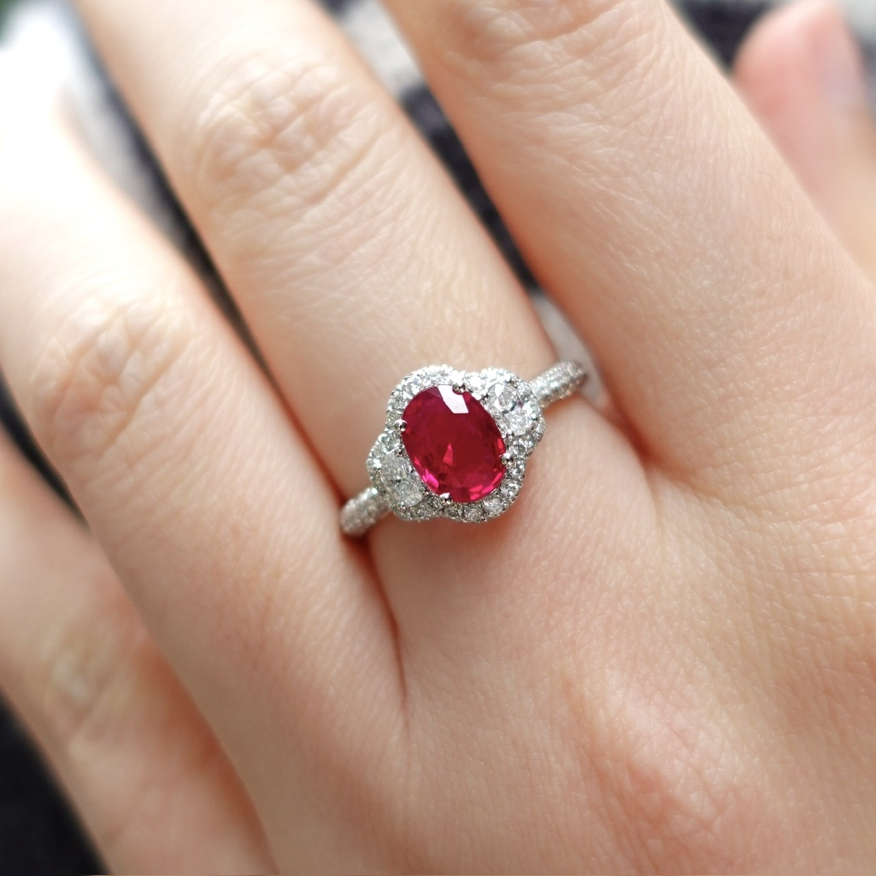 1.06ct緬甸產天然紅寶石18K金鑽石戒指 (帶AIGS證書)