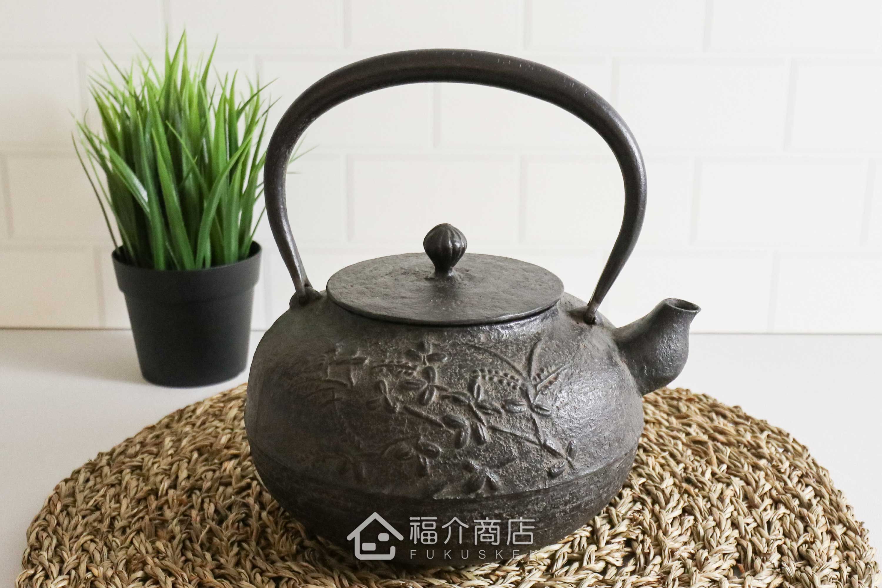 及川榮喜所製作煮水泡茶用的鐵壺,壺身有萩花的紋飾