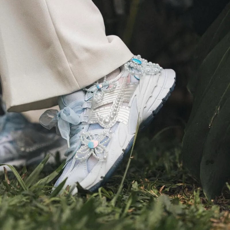 【代購】Susan Fang x Nike V2K Run Wmns「Artist Collection」寶寶藍｜珍珠花藝術聯名｜IB7426-400