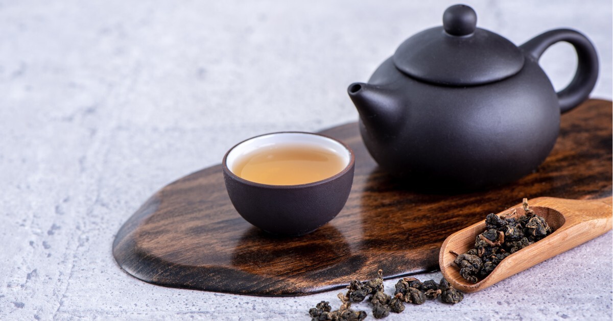 台灣烏龍茶與台式烘焙的發展時間幾乎重疊，也因為這樣的歷史背景，鹹味燕麥棒與烏龍茶的搭配自然契合