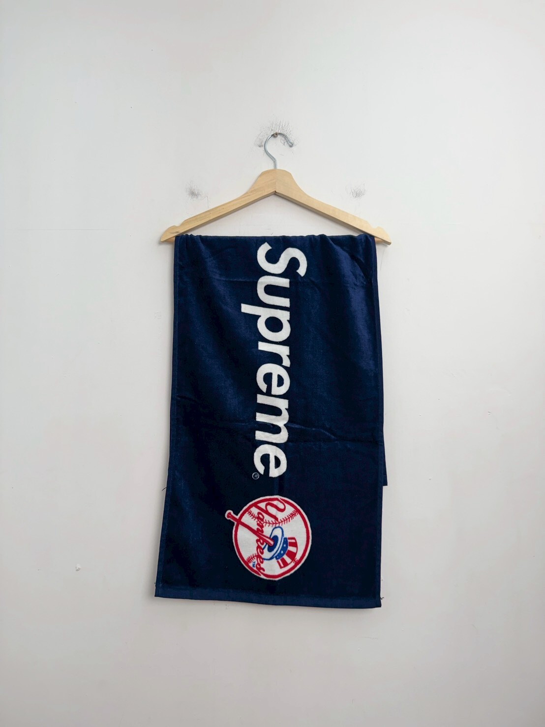 SUPREME x Yankees MLB Box Logo