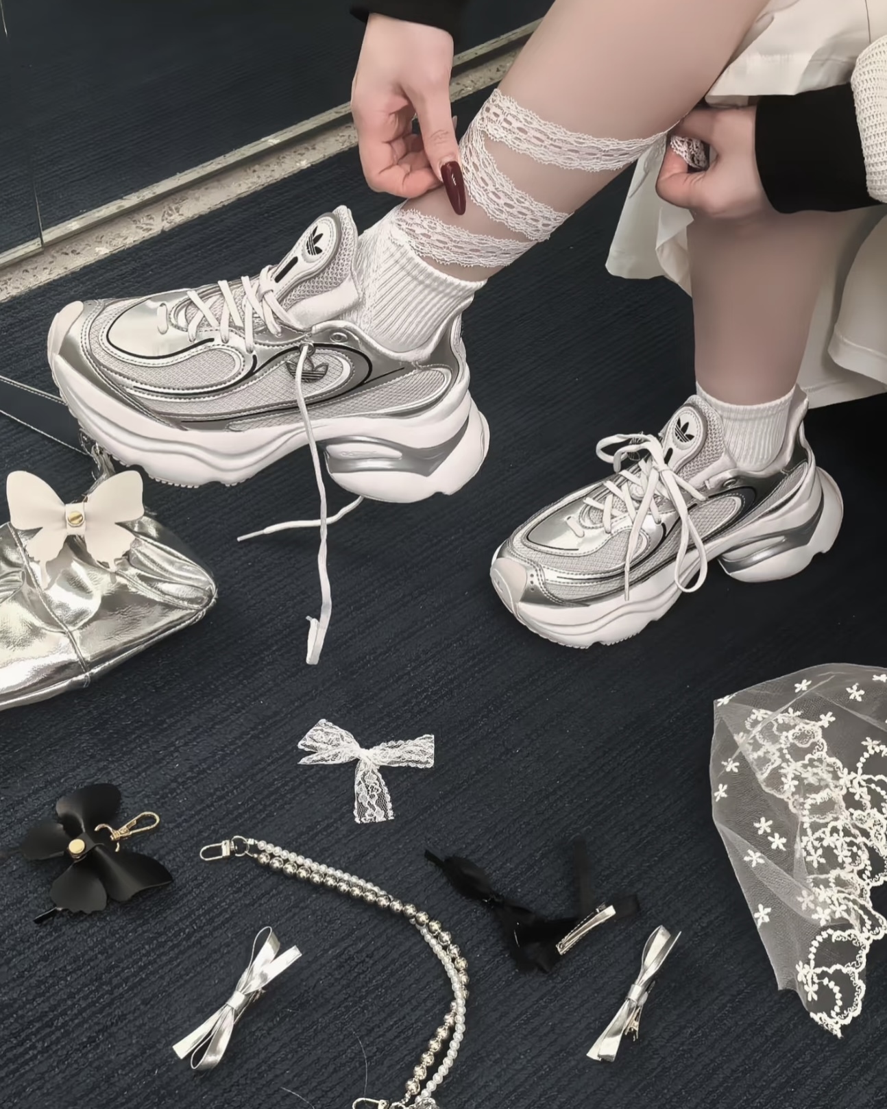 adidas OZVENUZ KI0557 24.5㎝　新品未使用 WMNS) adidas Ozvenuz 'Silver Metallic' KI0557