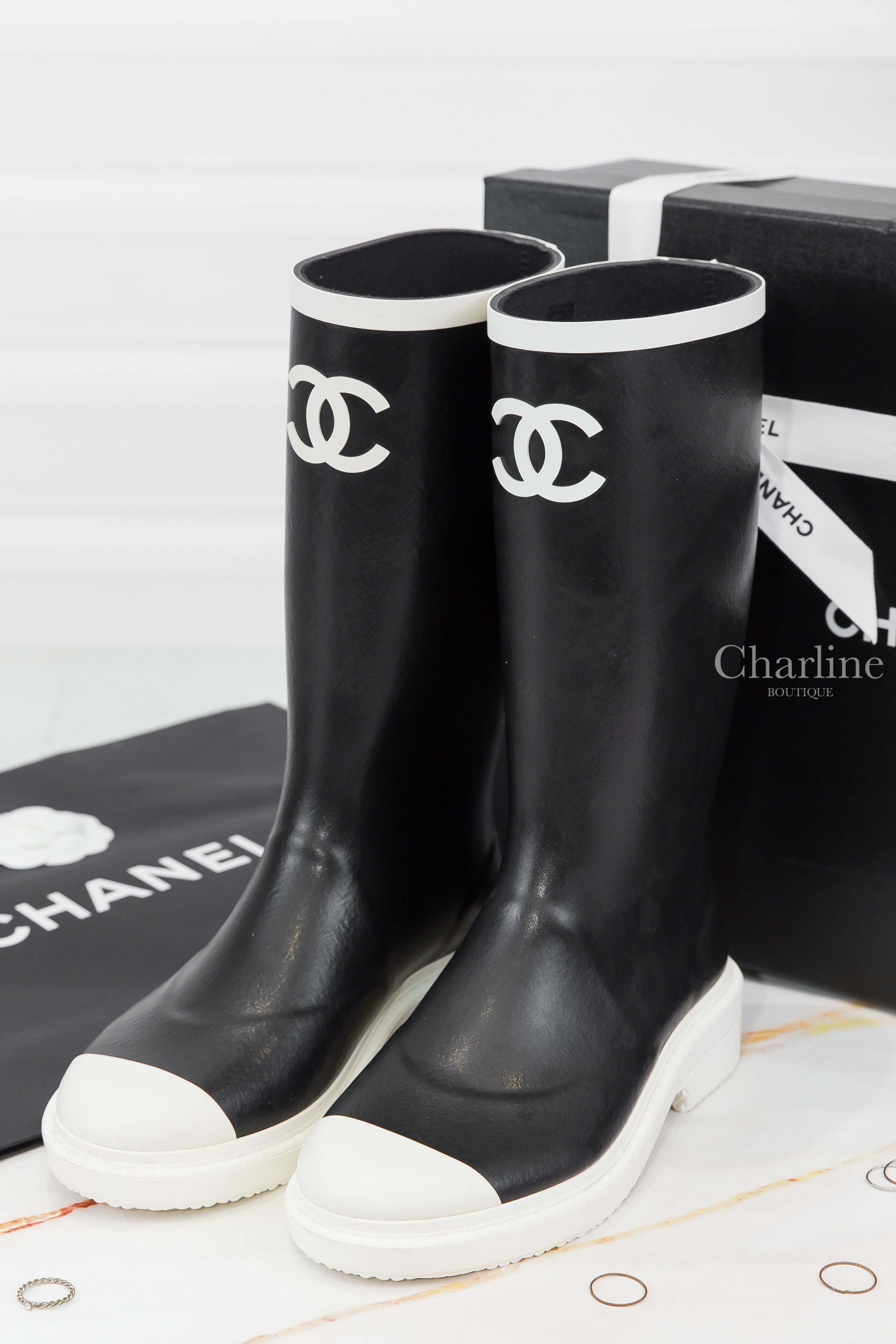 Chanel High Boots 黑色白CC白滾邊後跟字母橡膠雨靴-Charline Boutique 精品代購