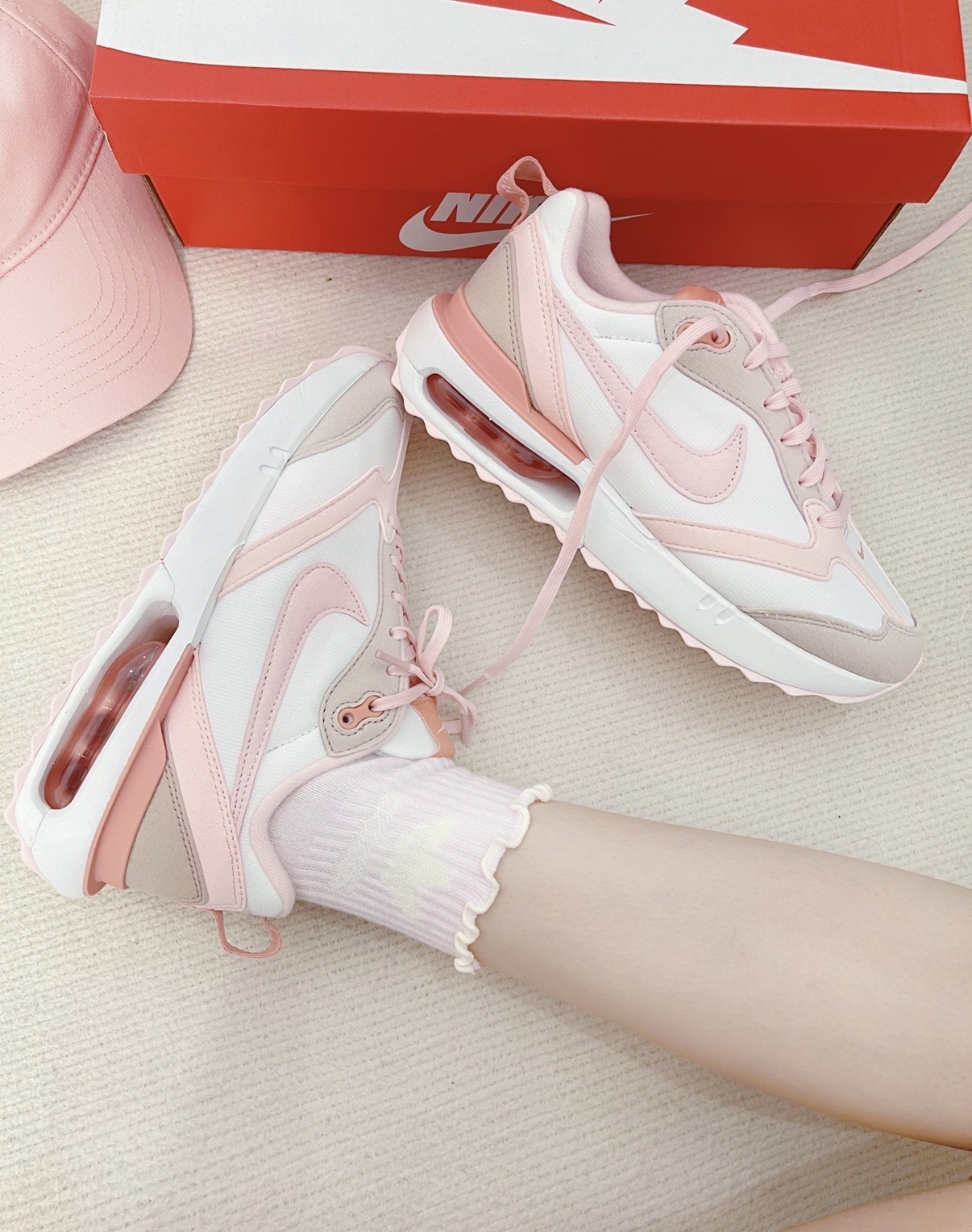 女鞋 NIKE W AIR MAX DAWN 粉白 麂皮 氣墊 緩震 運動 休閒鞋【DR7875-100】