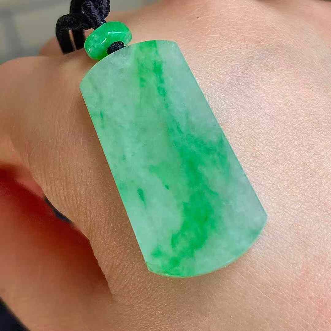 1165550 翡翠高冰陽綠無事牌吊墜