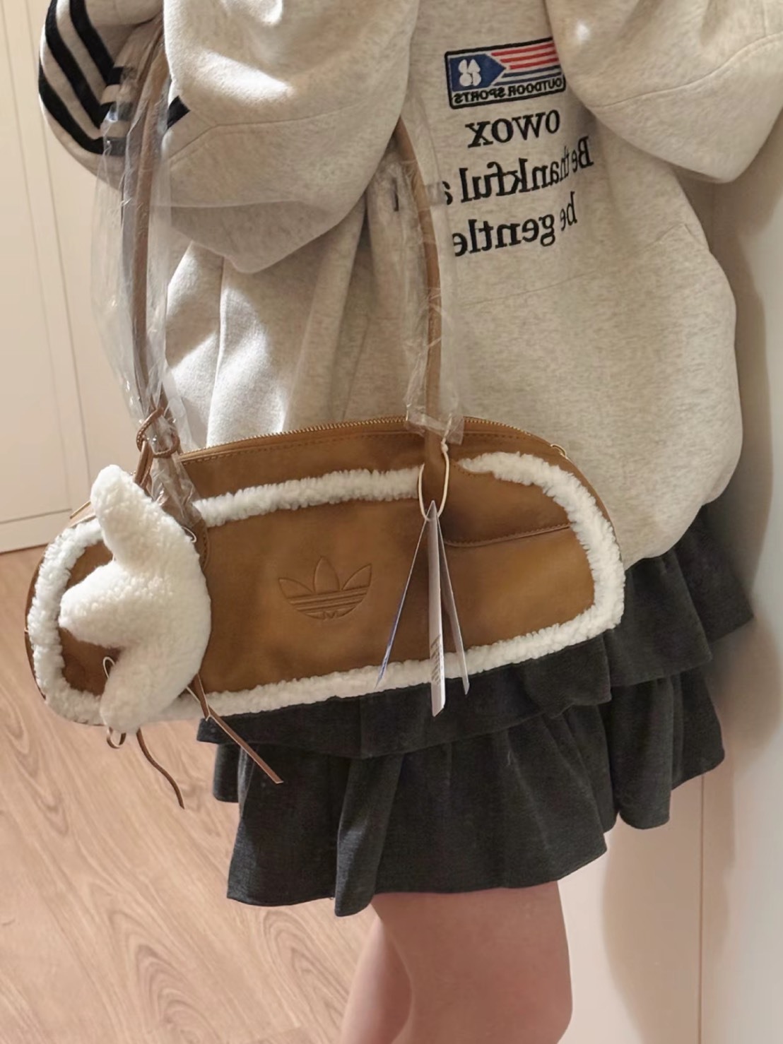 ADIDAS 宋雨琦同款 毛絨絨 白棕 法棍包