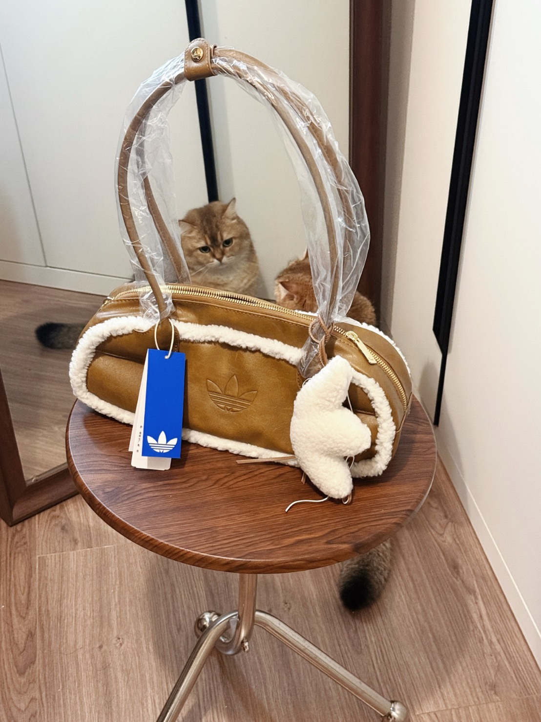 ADIDAS 宋雨琦同款 毛絨絨 白棕 法棍包