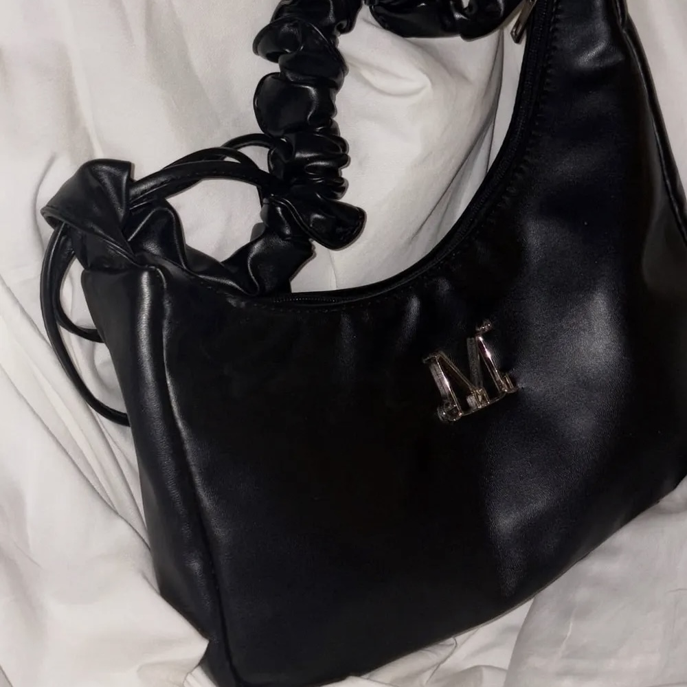 MUCENT ROUSSEL METAL LOGO SHIRRING CROSS BAG 全黑 皺摺斜背包 金屬立體 韓國代購