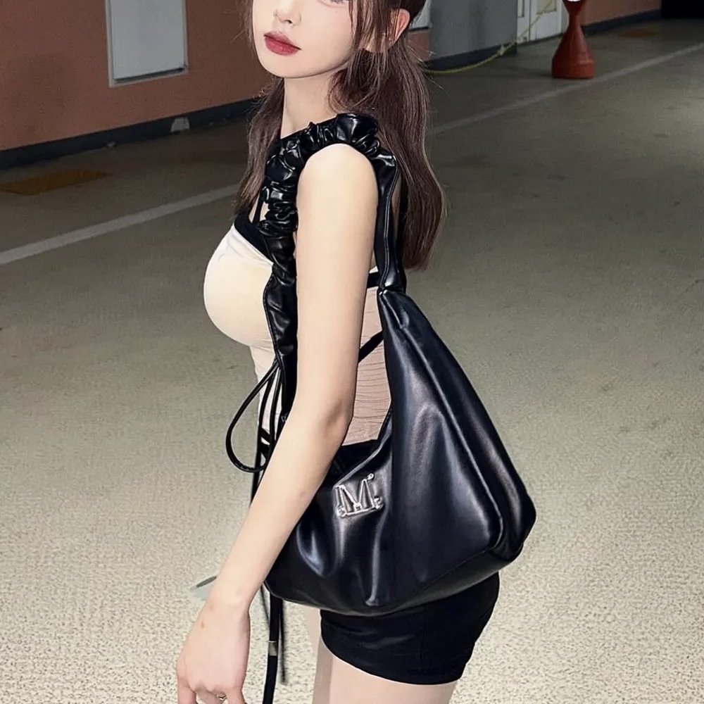 MUCENT ROUSSEL METAL LOGO SHIRRING CROSS BAG 全黑 皺摺斜背包 金屬立體 韓國代購