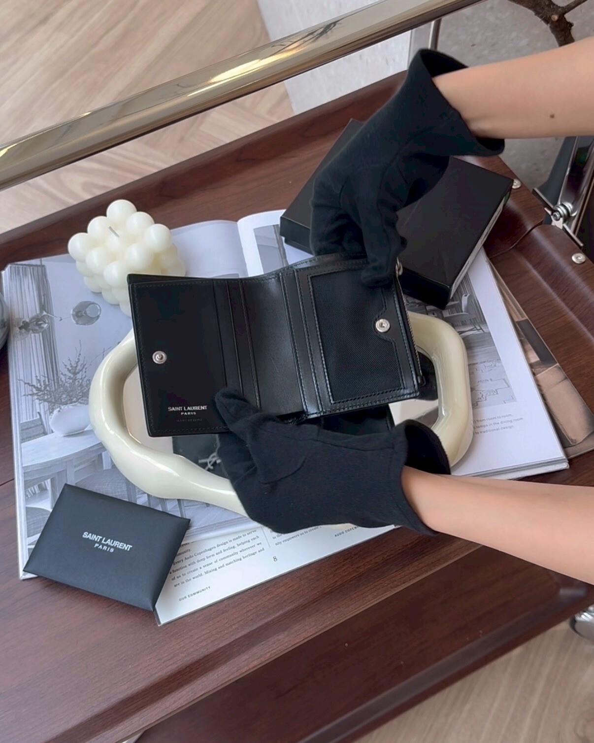 YSL｜滑面一字拉鍊雙折短夾 黑銀