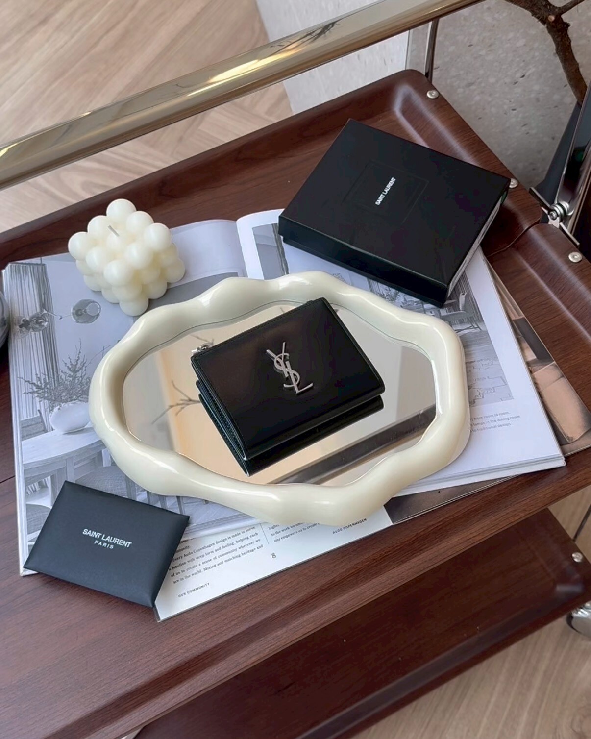 YSL｜滑面一字拉鍊雙折短夾 黑銀