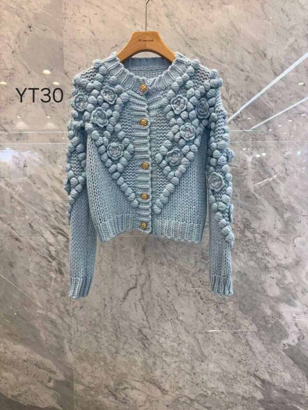 JN5211 特色立體花花球金排扣上衣