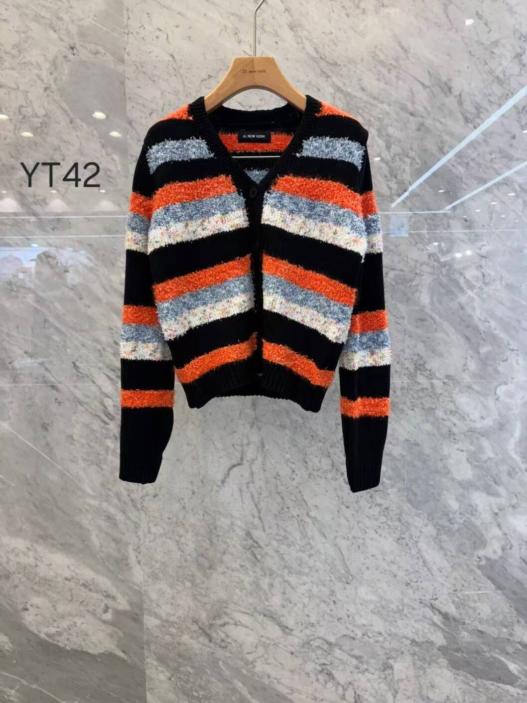 JN5223 撞色間條毛毛V領上衣