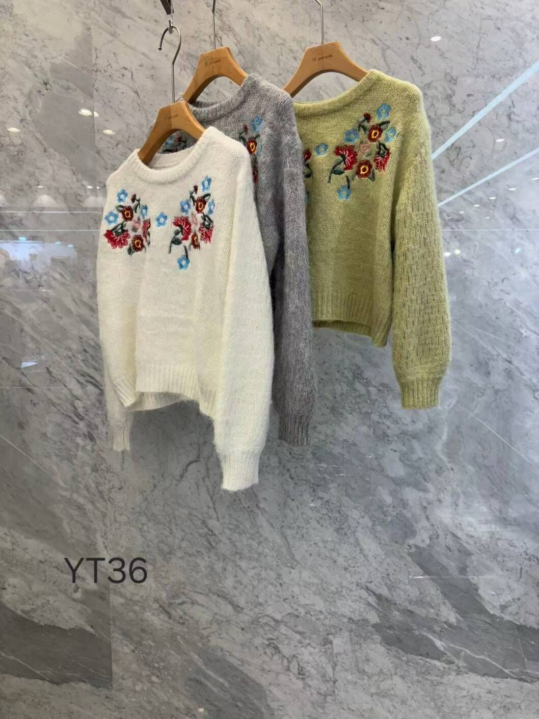 JN5227 繽紛刺繡花花圓領毛毛上衣