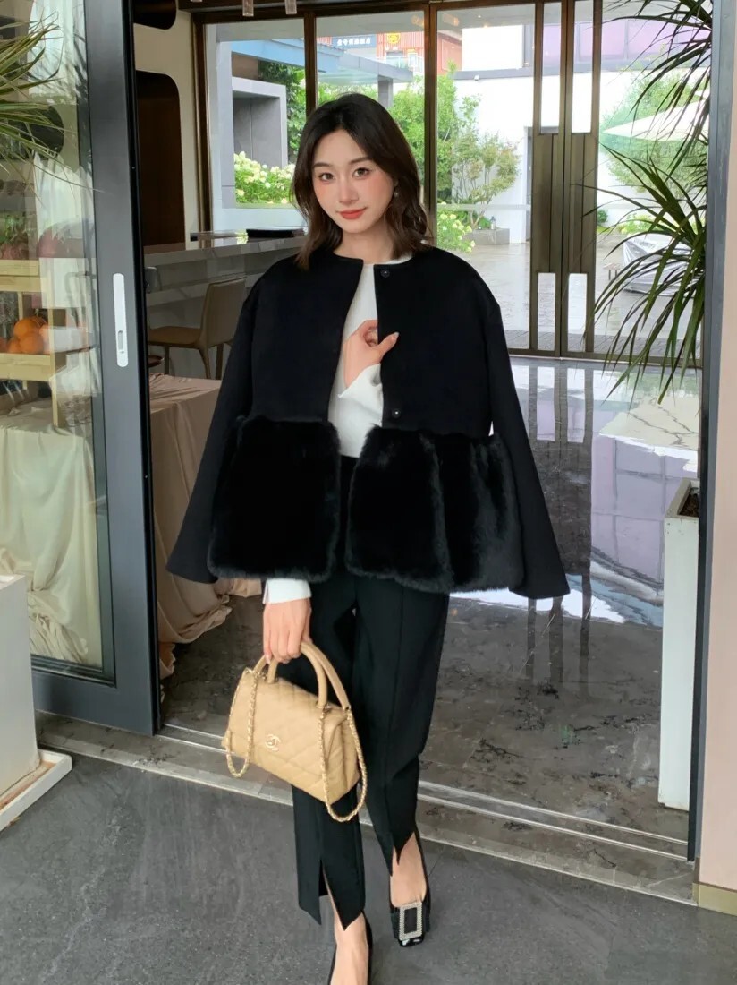 經典黑下擺拼接皮草造型圓領排釦外套-F (Elegant & Love)
