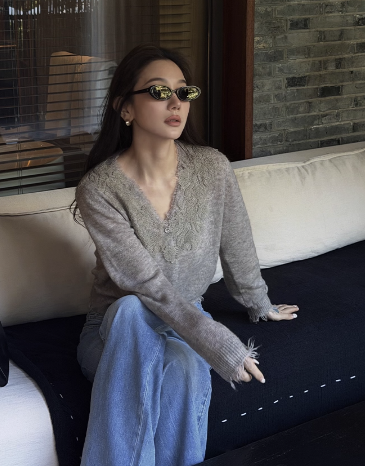 同色系蕾絲拼接排釦V領上衣罩衫-S-L / 2色 (Elegant & Love)