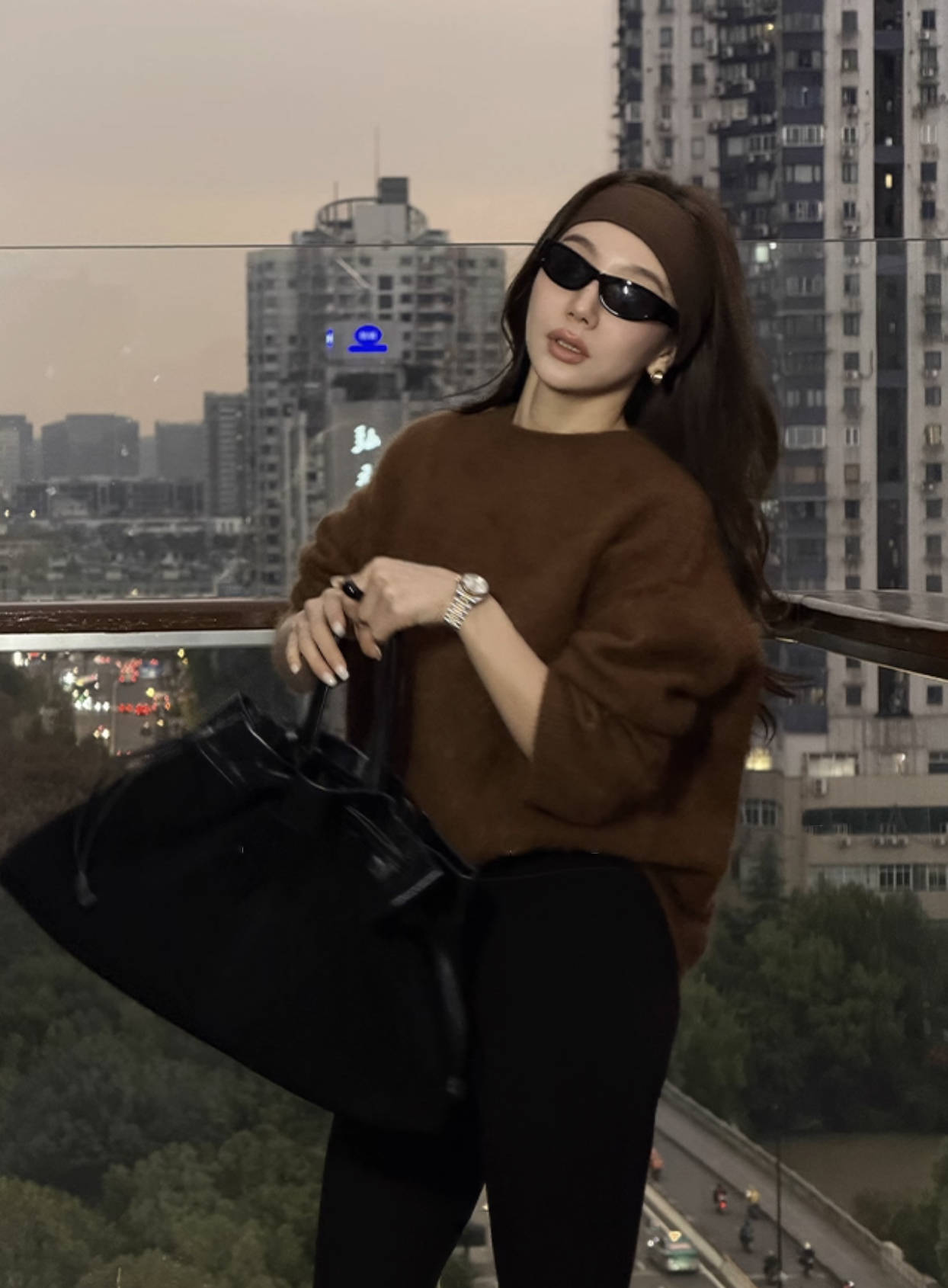 顯白巧克力色圓領針織上衣毛衣-S-L (Elegant & Love)