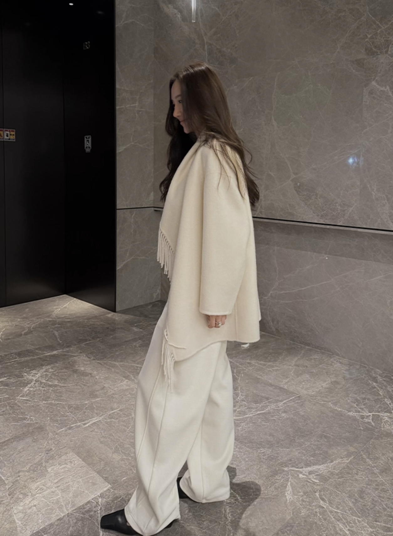 奶油白不規則下擺流蘇造型外套-S-L (Elegant & Love)