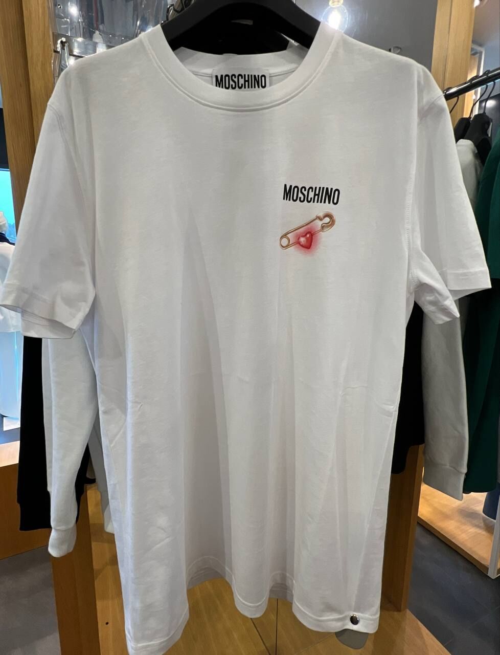 [E] MOSCHINO WHITE HEART SAFETY PIN T-SHIRT, 242ZZA071752411001 (EM233)
