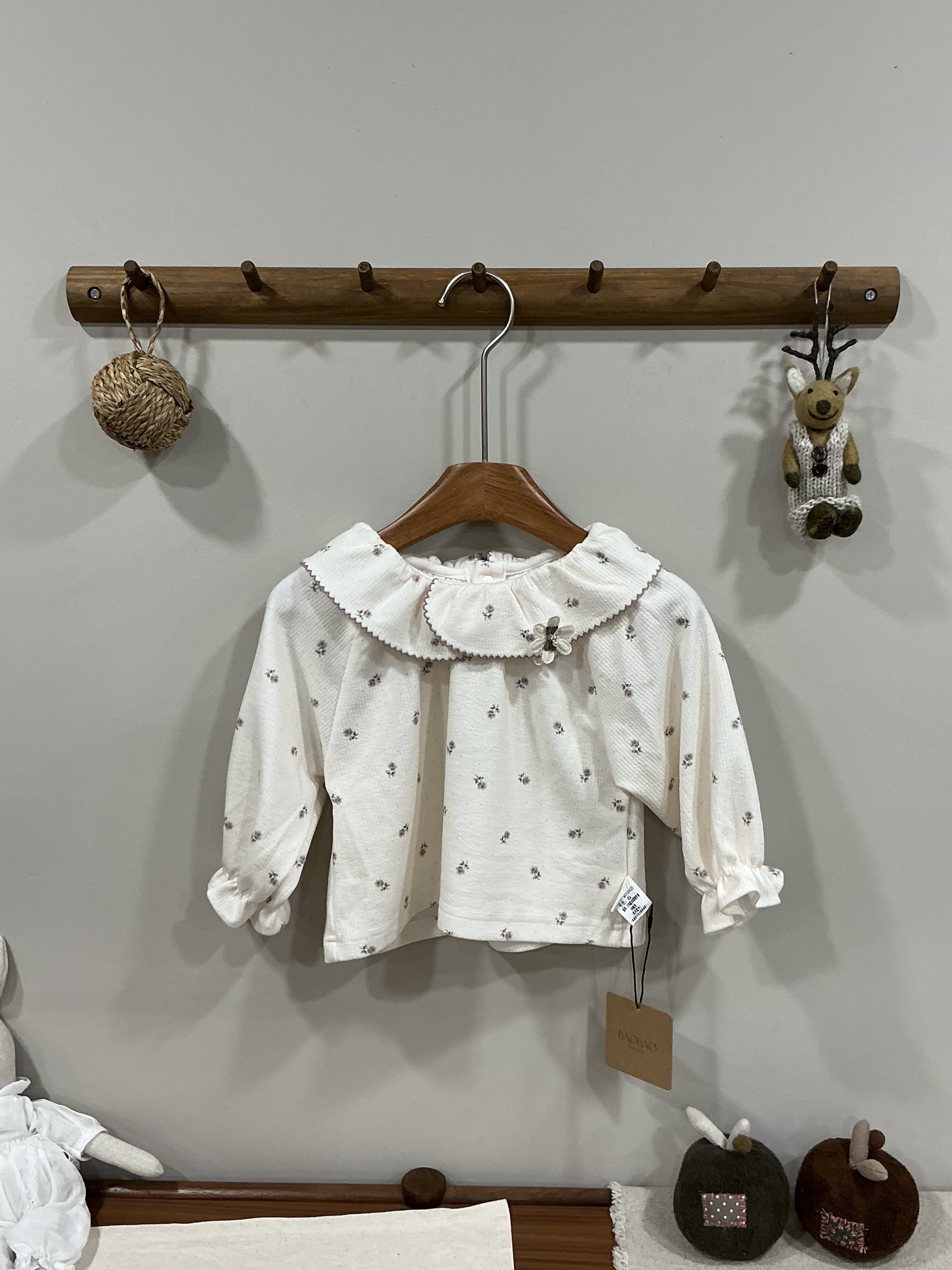 A03595蕾絲邊小花上衣