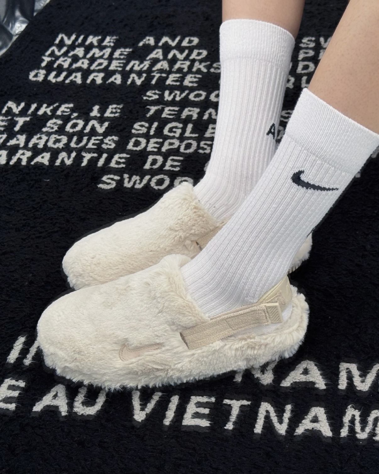 Nike 米白絨毛懶人鞋