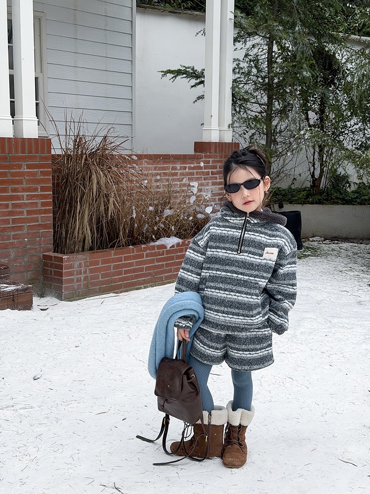 費爾島加絨連帽短褲套裝