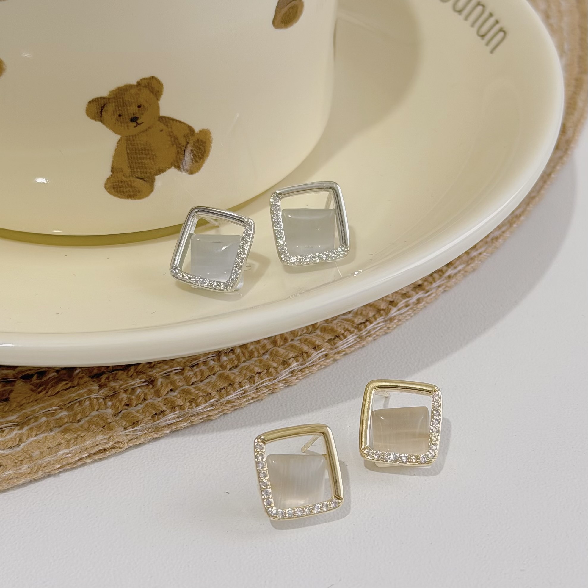 Z102排鑽貓眼雙層方塊耳針