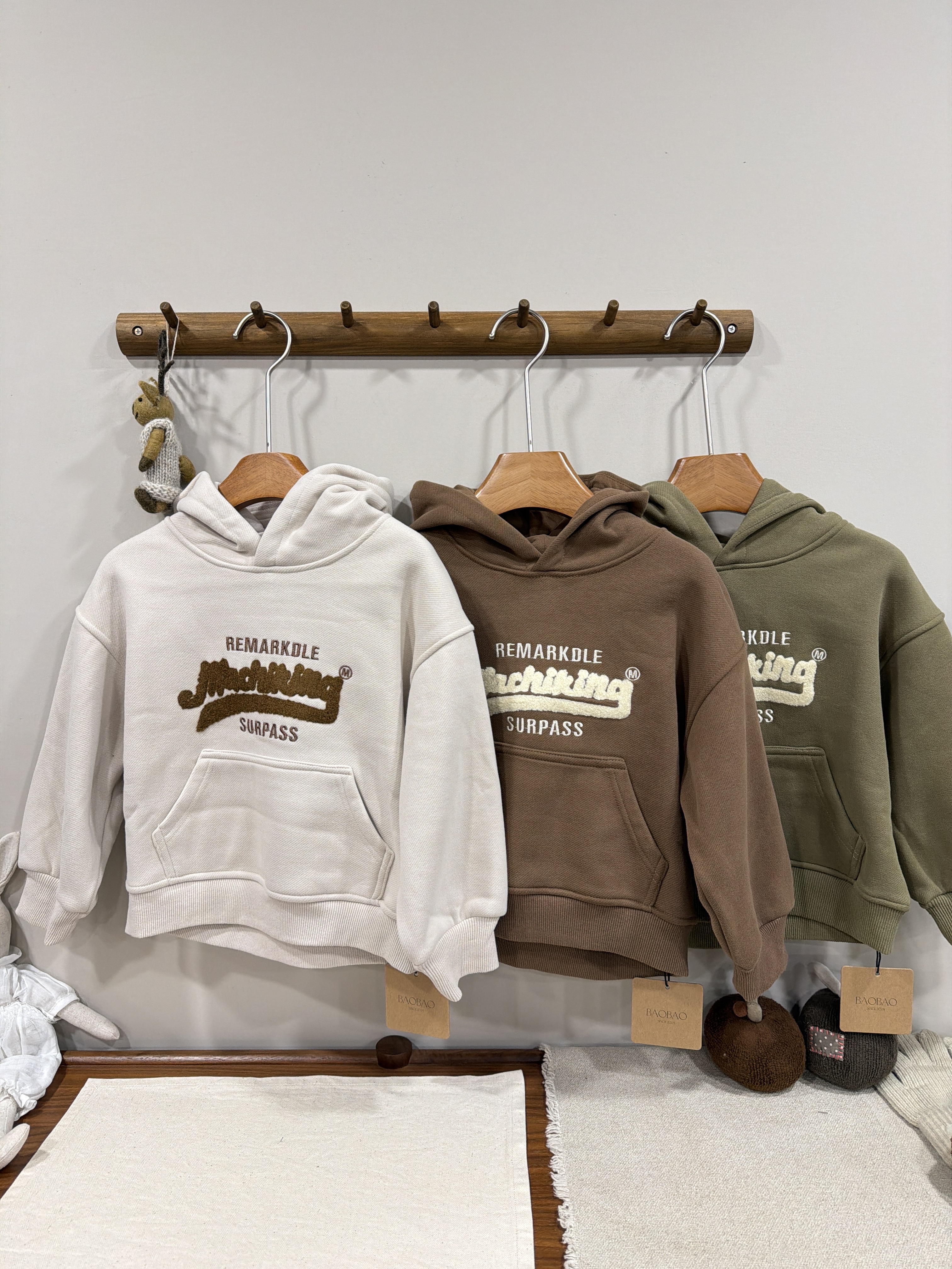 A03579立體英文字標帽T