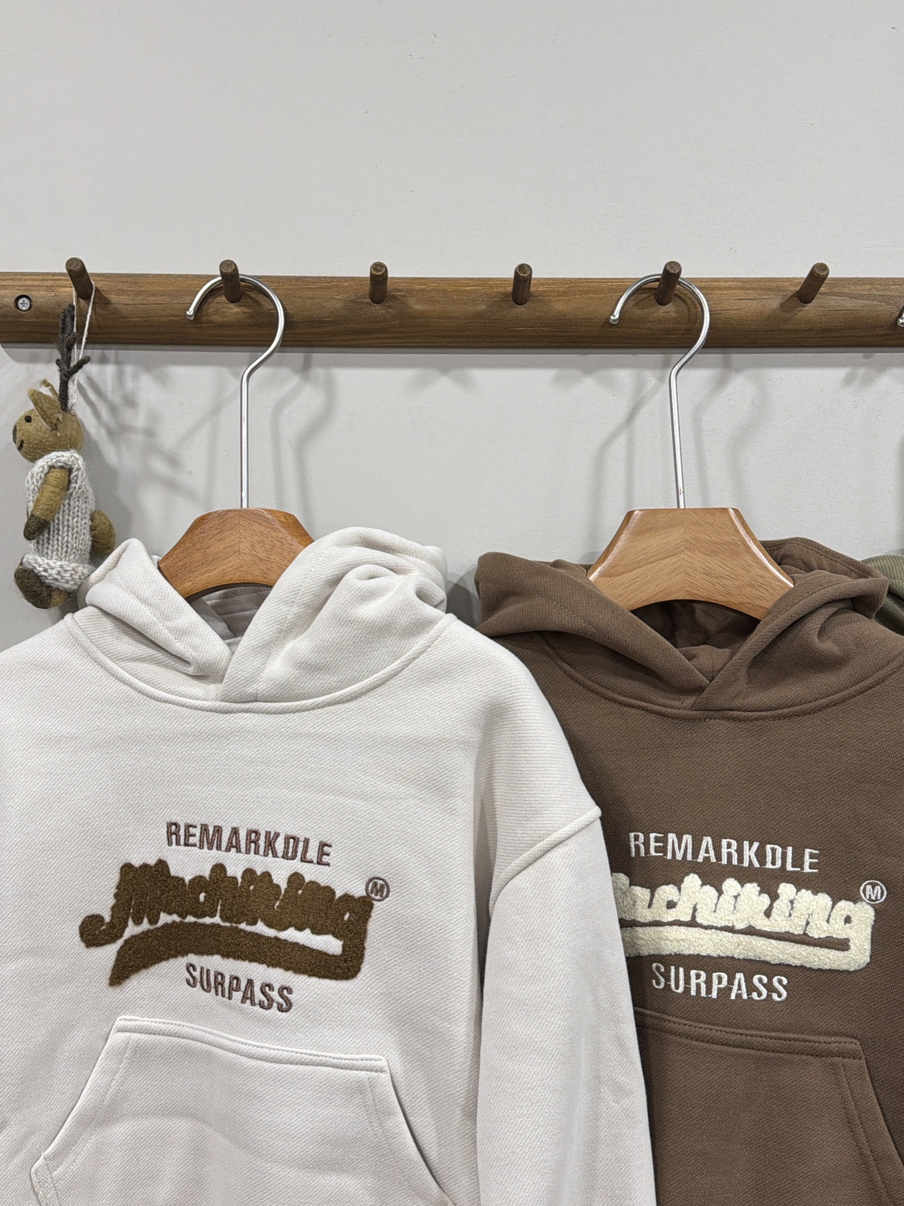 A03579立體英文字標帽T