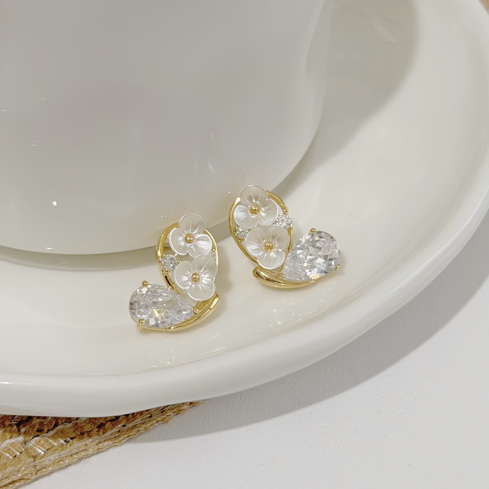 Z129鋯石花朵愛心耳針