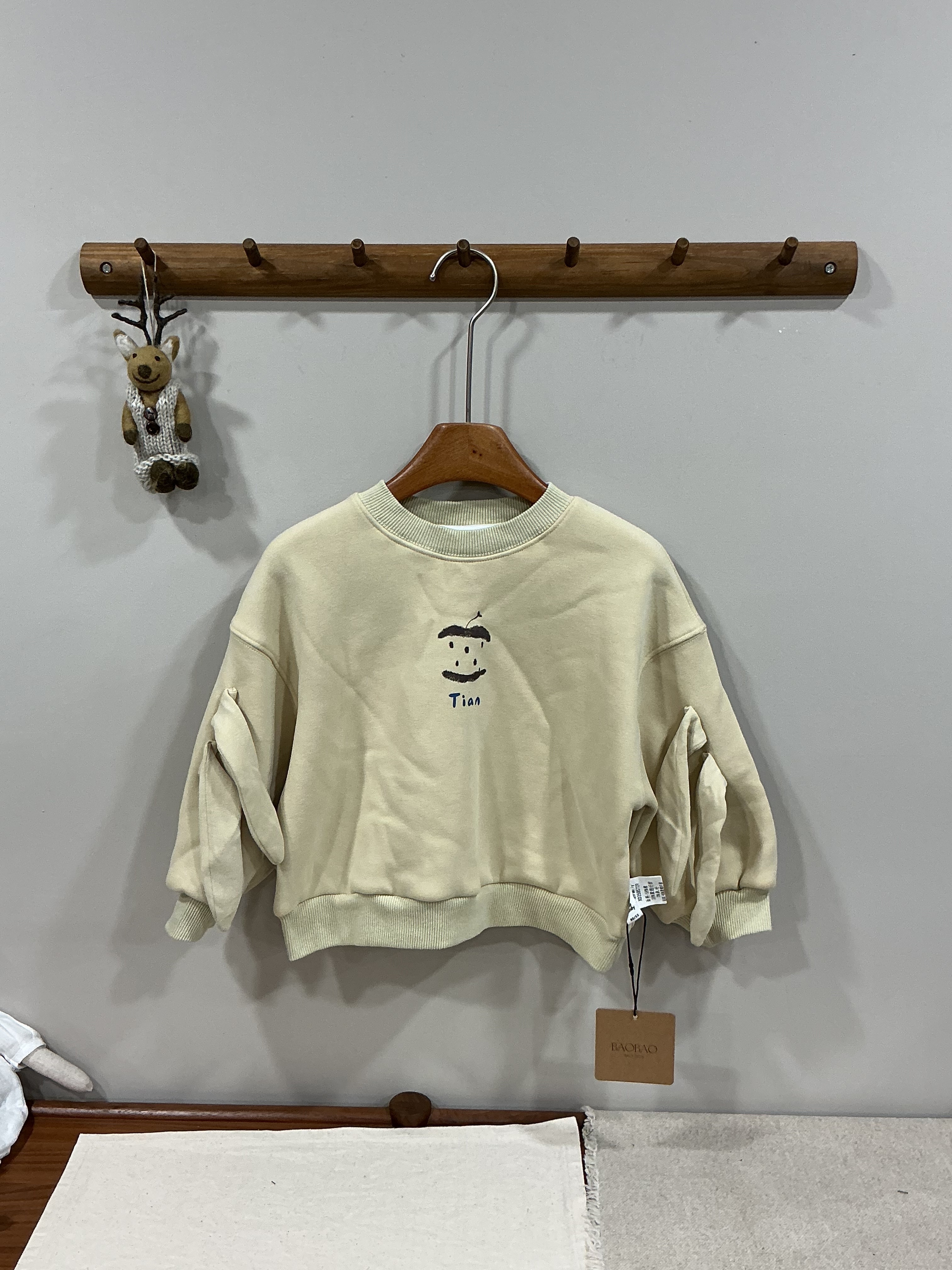 A03617袖子造型薄絨上衣