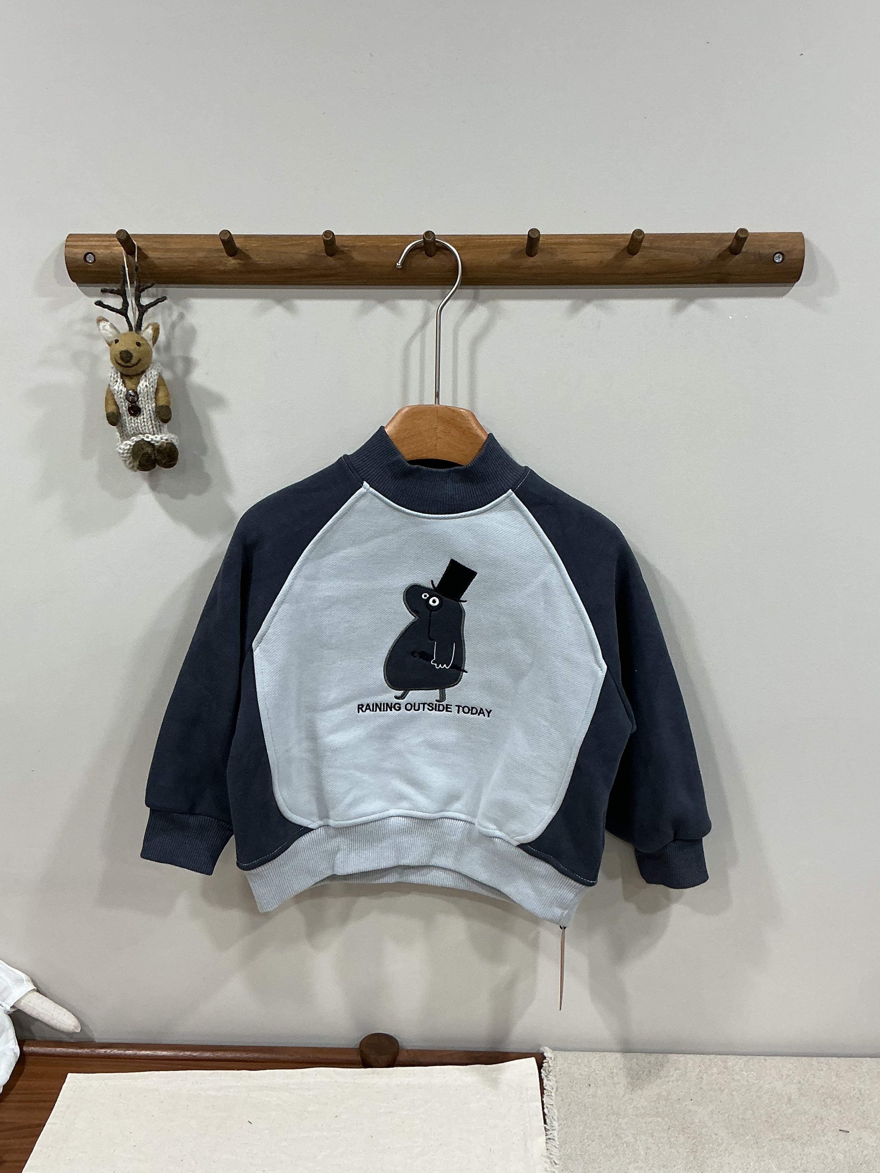 A03613刺繡圖案拼色薄絨上衣