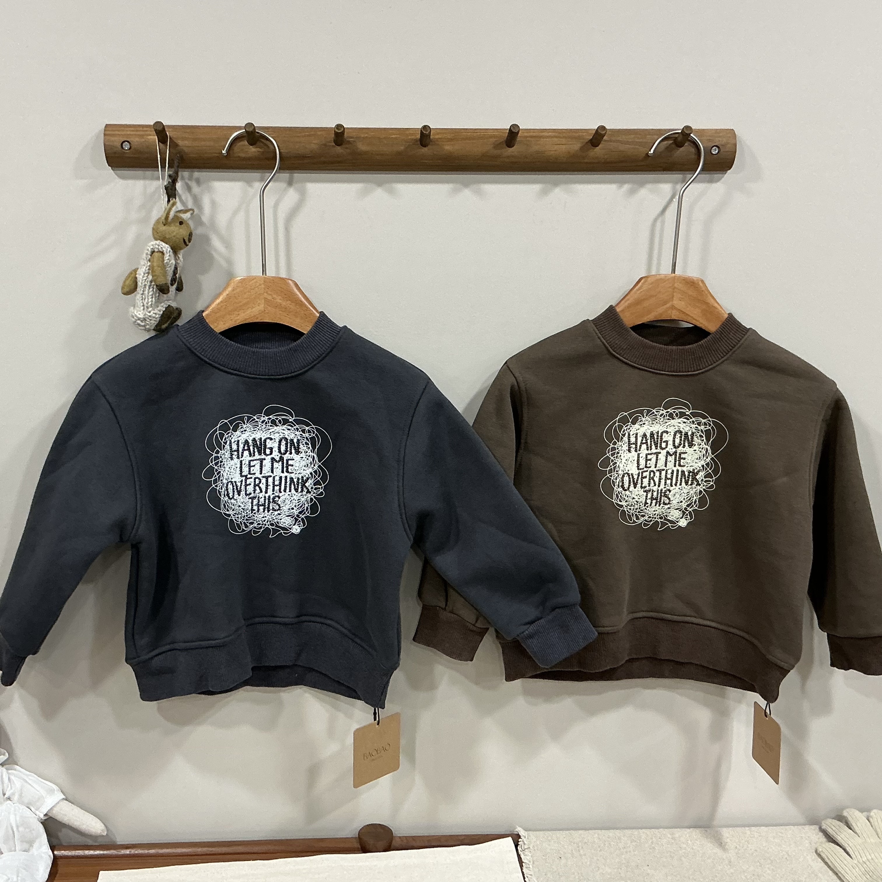 A03615工藝英文字刺繡內刷毛上衣