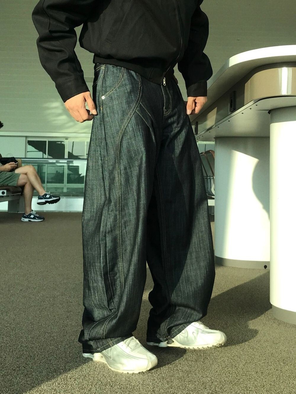 弧形雙褶剪裁原色牛仔褲