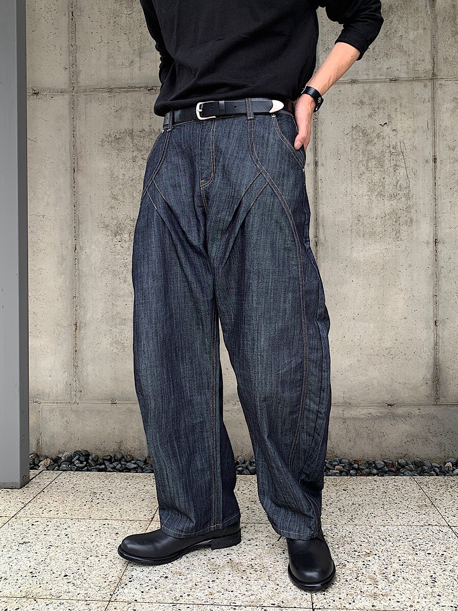 弧形雙褶剪裁原色牛仔褲