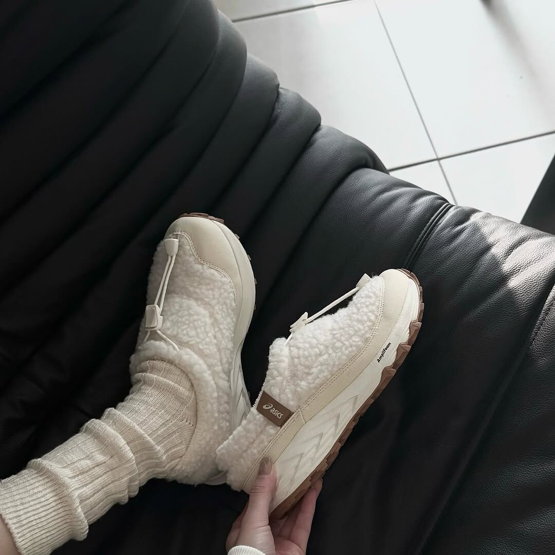 ASICS GEL-SONOMA WT 奶油焦糖 奶油白 米白 絨毛 羊羔絨 抽繩 增高 泰迪鞋 穆勒鞋 懶人鞋 女鞋 1203B036-100 / 預購