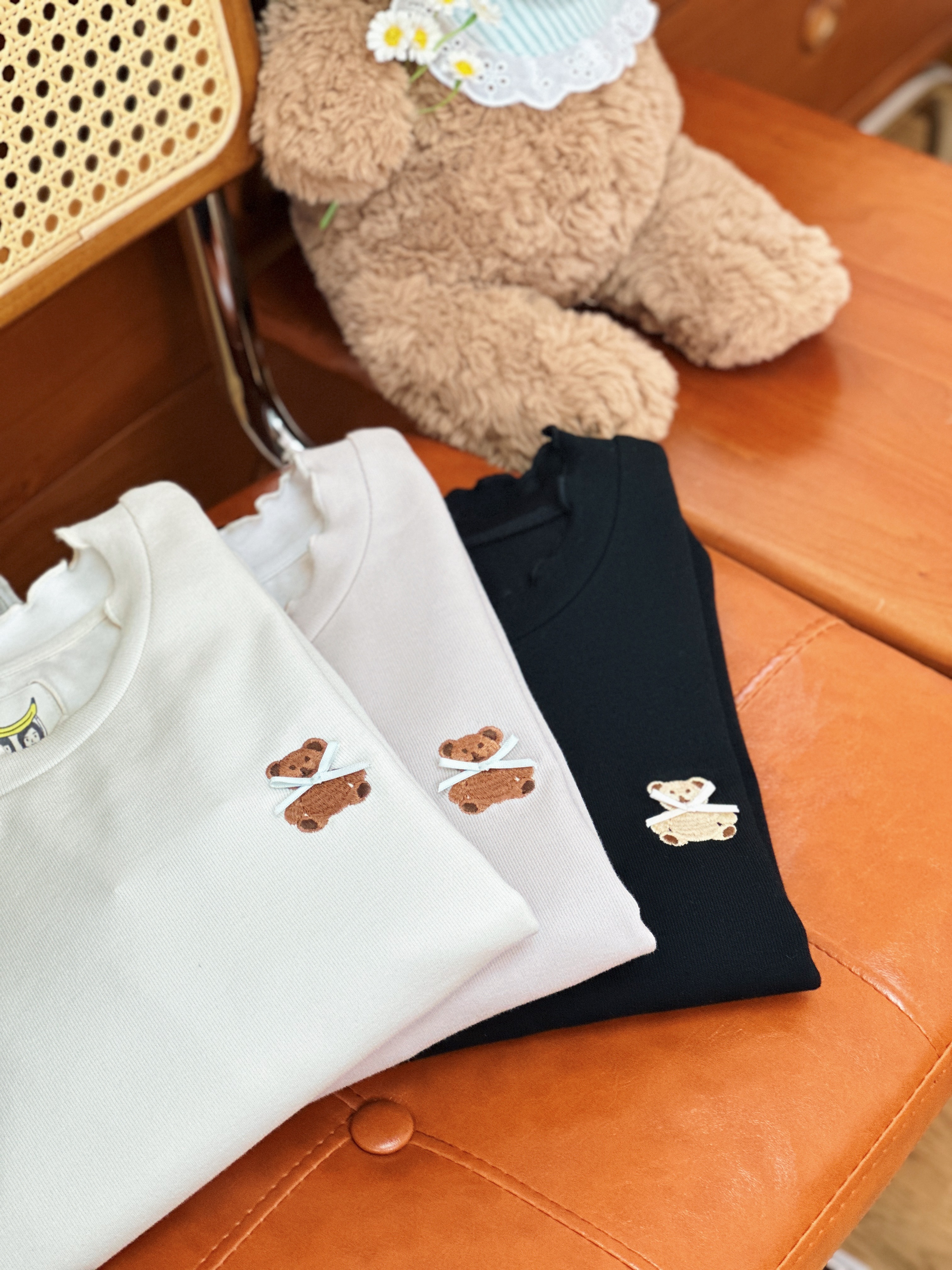三色 / 絲帶蝴蝶小熊刺繡上衣 / Petit Ribbon Bear Embroidered Top