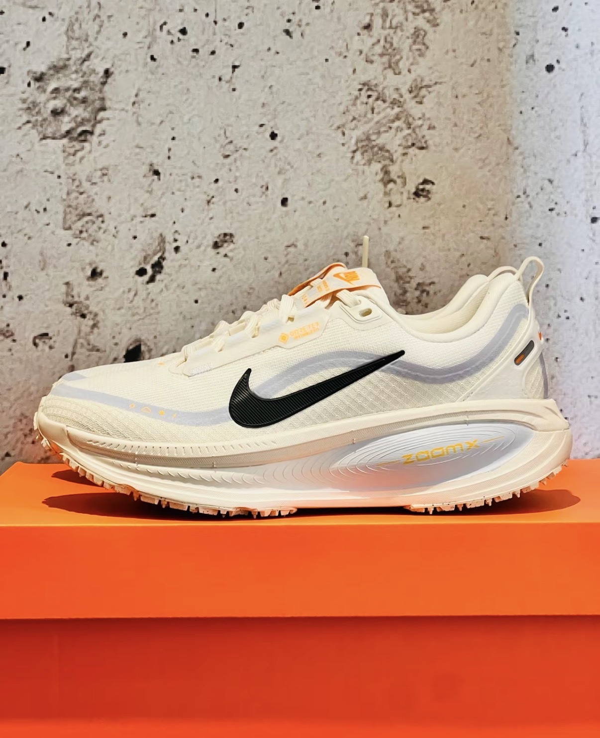 女鞋 NIKE W VOMERO 18 GTX GORE-TEX 米灰黑色 氣墊 防水 反光 緩震 運動鞋【HQ7002-100】