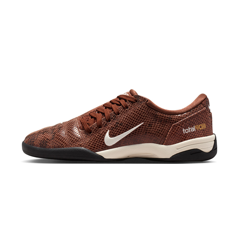 Nike T90 SE 女鞋 咖啡色 復古 皮革 絎縫鞋面 不對稱鞋帶 足球鞋 休閒鞋 IB4204-201