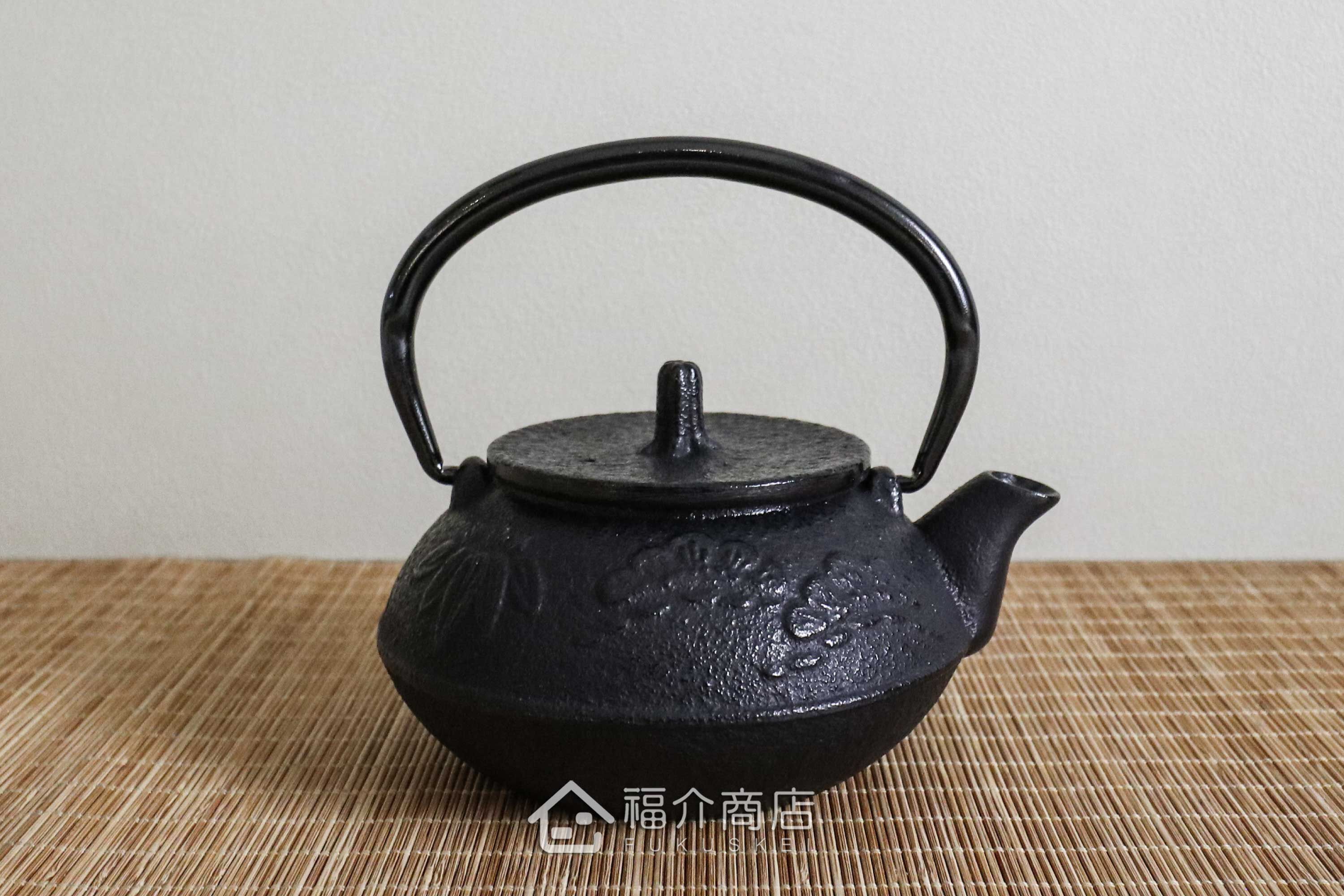 泡茶用的松竹梅小容量鑄鐵茶壺