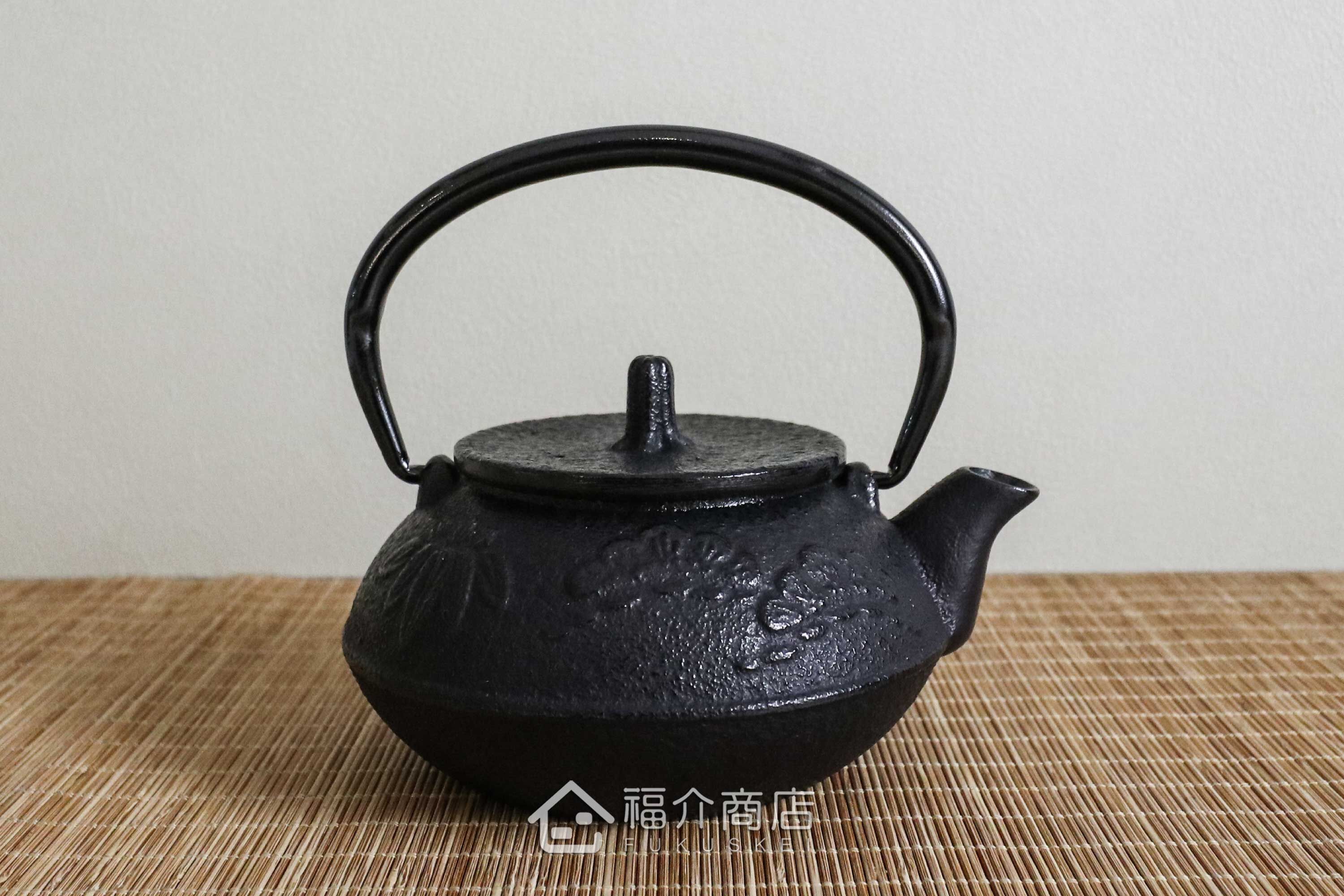 泡茶用的松竹梅小容量鑄鐵茶壺