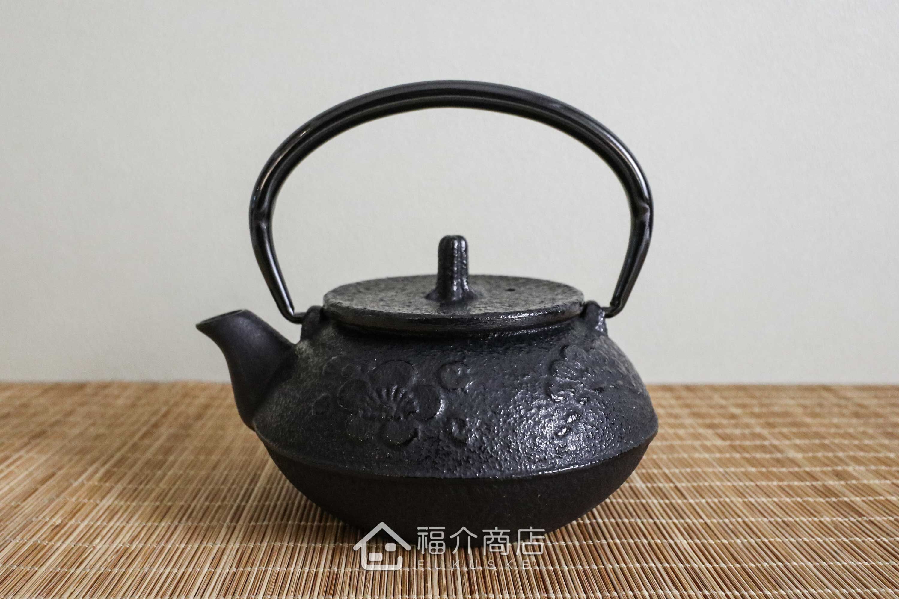 泡茶用的松竹梅小容量鑄鐵茶壺