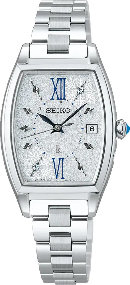 萬年鐘錶 - SEIKO  LUKIA   限量靜謐冬日森林酒桶型太陽能電波鑽石女錶 SSVW239J / 1B32-0BJ0N 錶徑 24.6MM