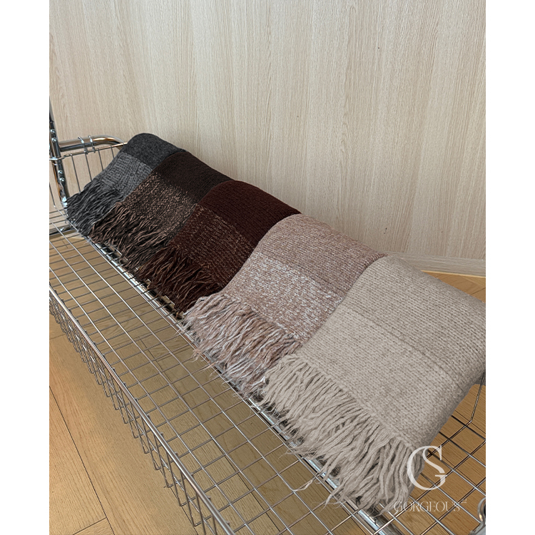 M91「羊絨輕感拼色圍巾」